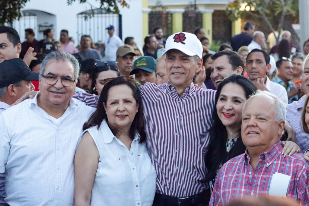 Gerardo Vargas Landeros acompañado por simpatizantes de morena afuera del Comité Municipal Electoral de Ahome.