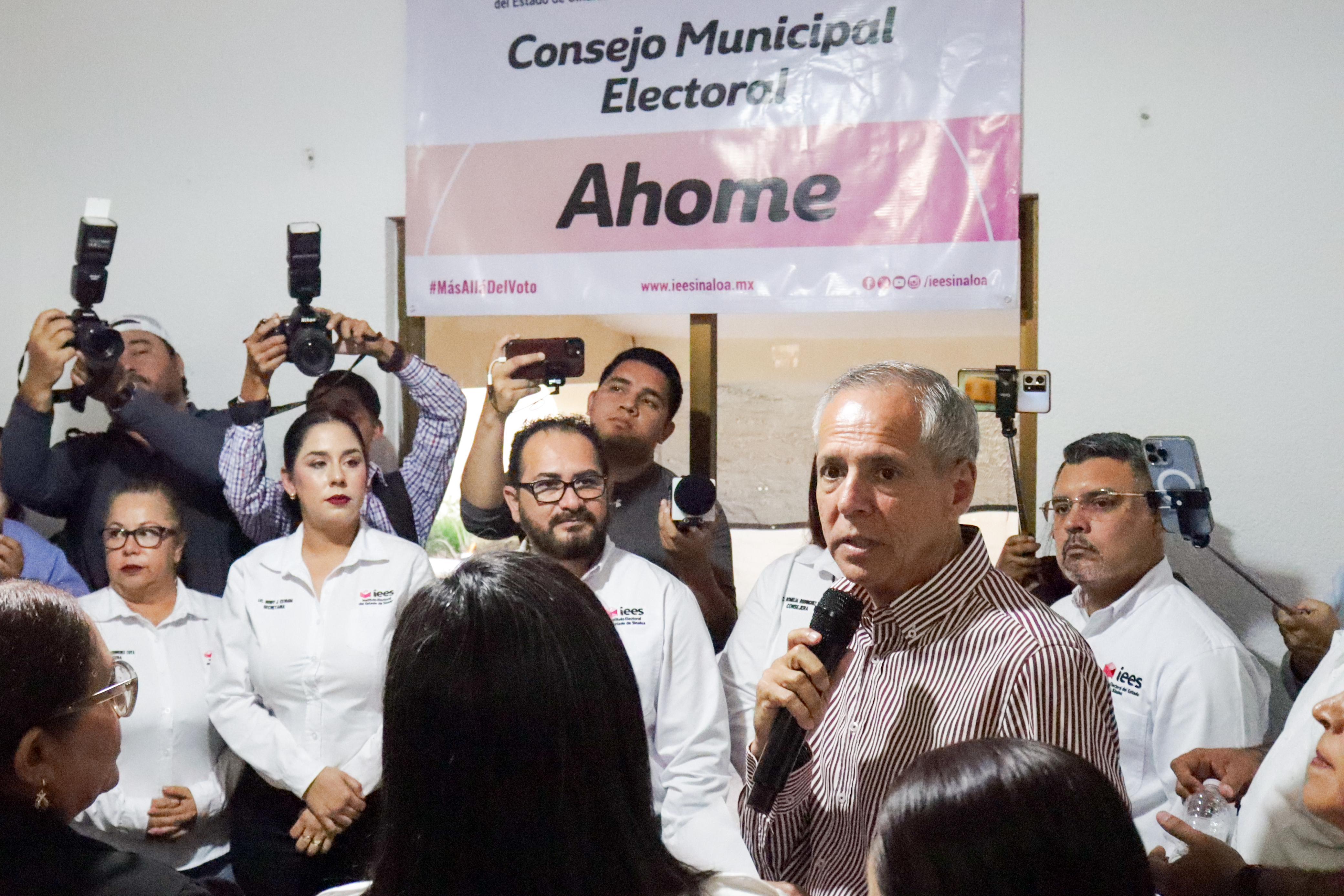 Gerardo Vargas Landeros durante su registro, dando el mensaje a los medios de comunicación