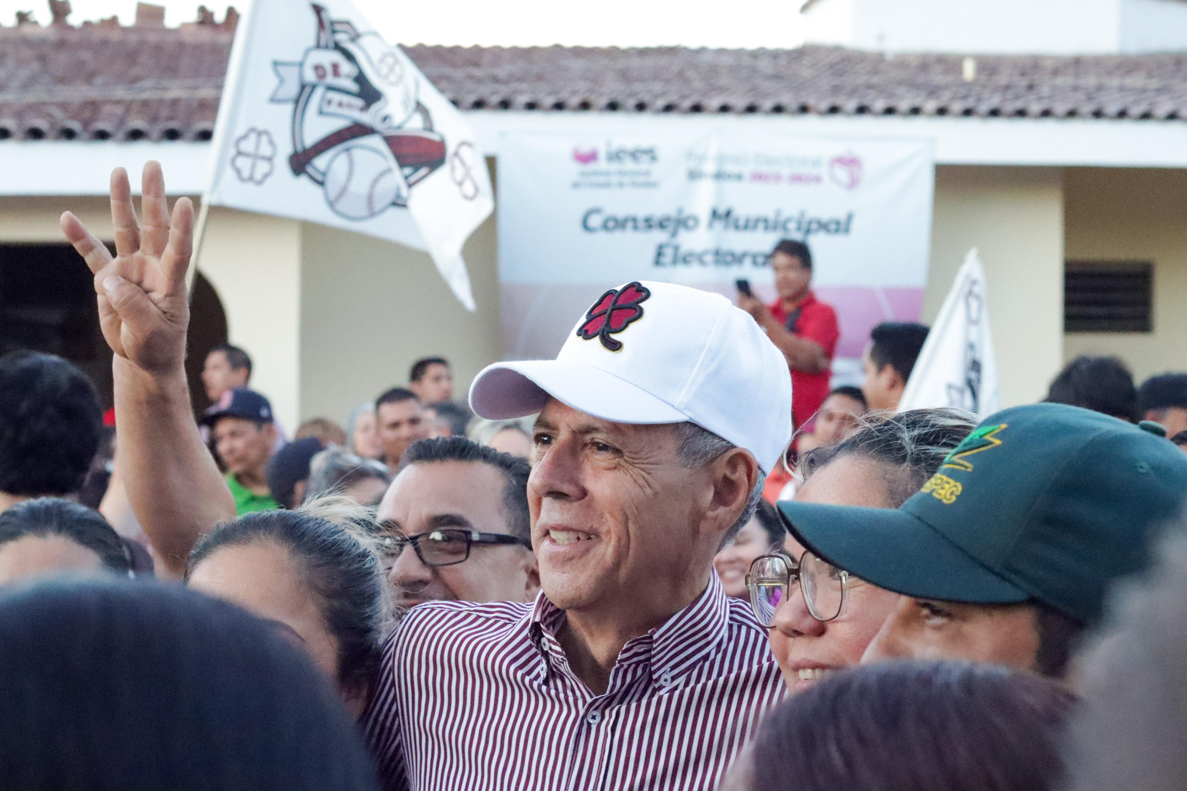 Gerardo Vargas Landeros durante su registro, dando el mensaje a los medios de comunicación