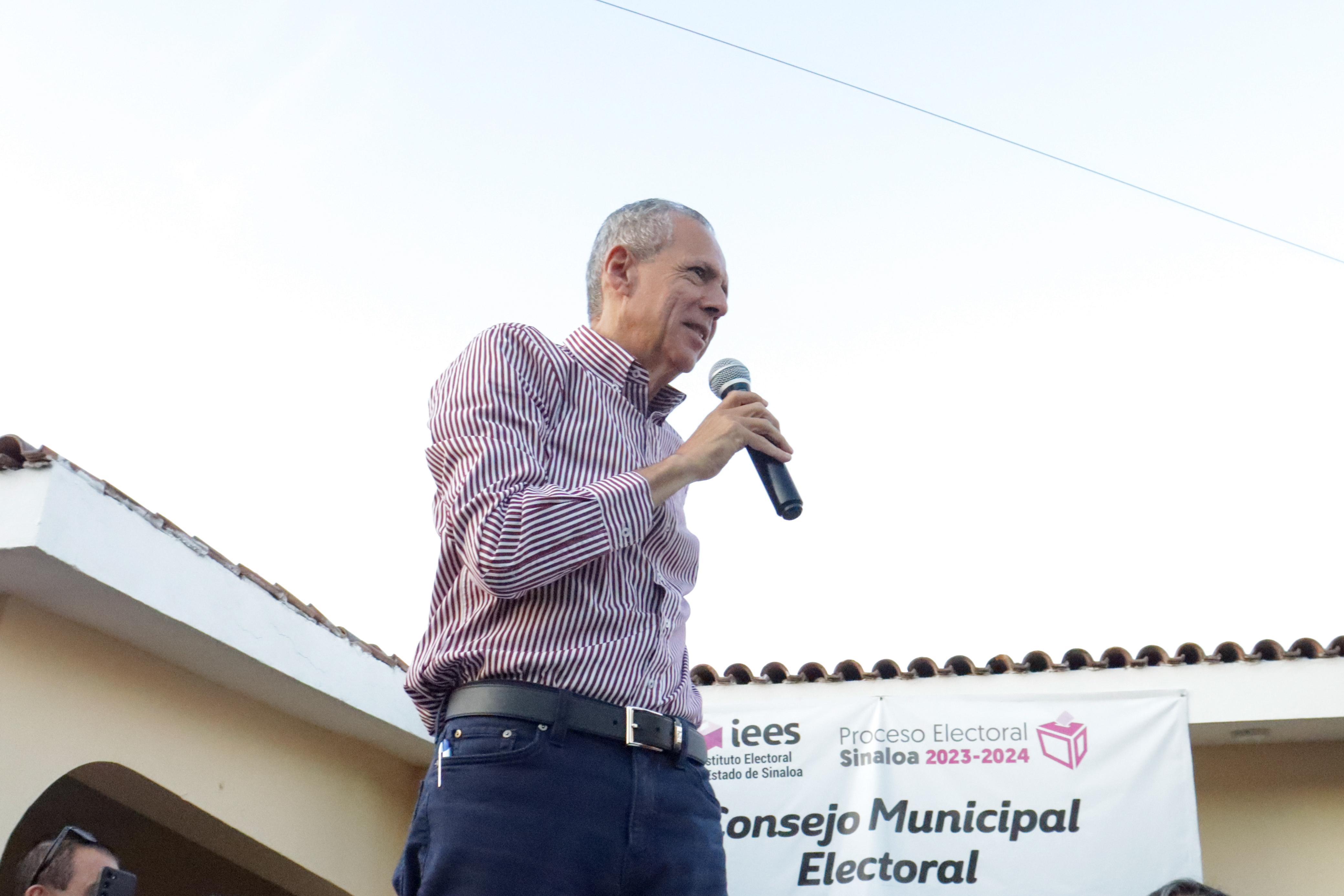 Gerardo Vargas Landeros durante su registro, dando el mensaje a los medios de comunicación