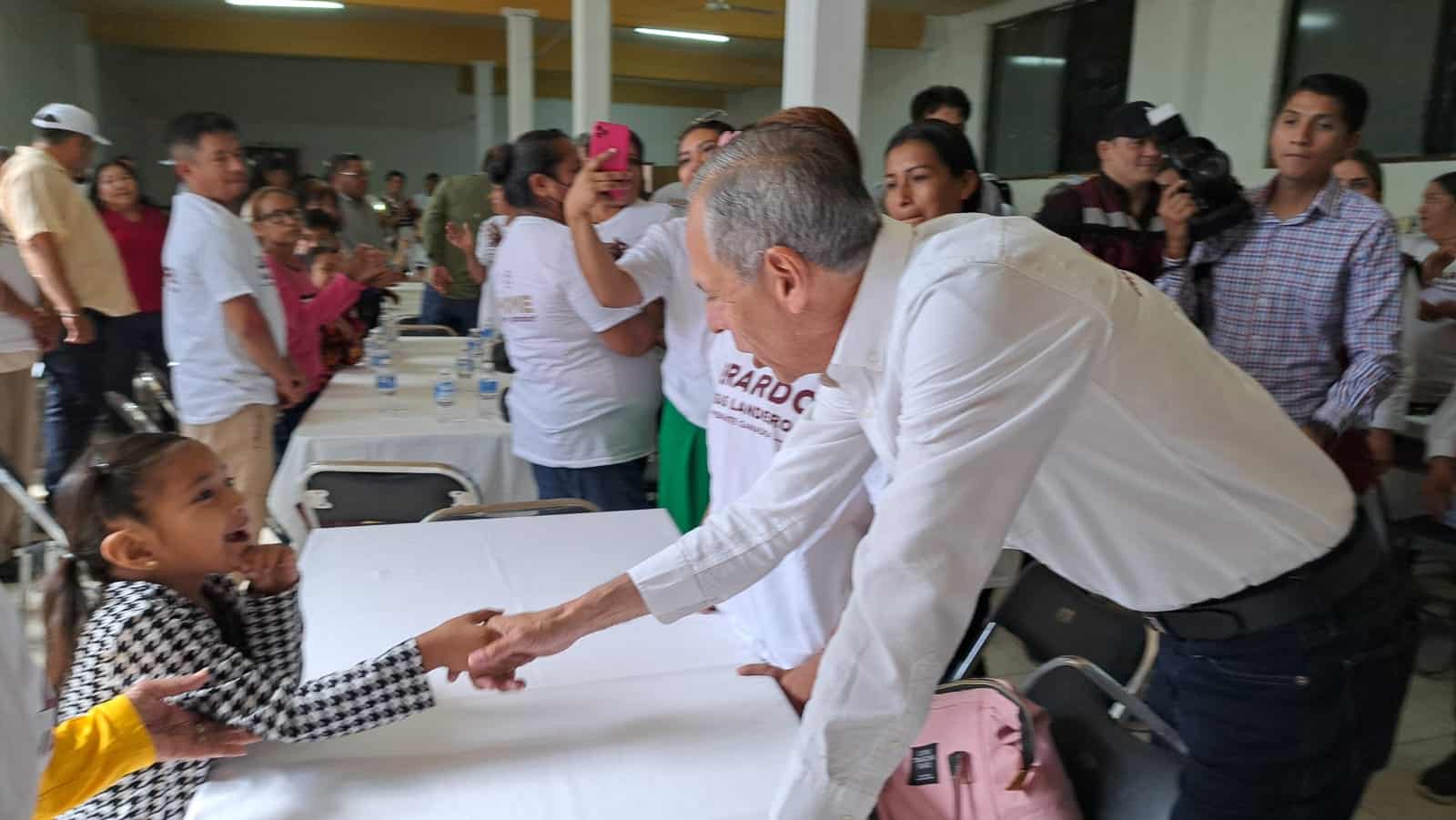 Candidato de Morena a la presidencia municipal de Ahome, Gerardo Octavio Vargas Landeros, recorrió la sindicatura de San Miguel./ Foto: Cortesía