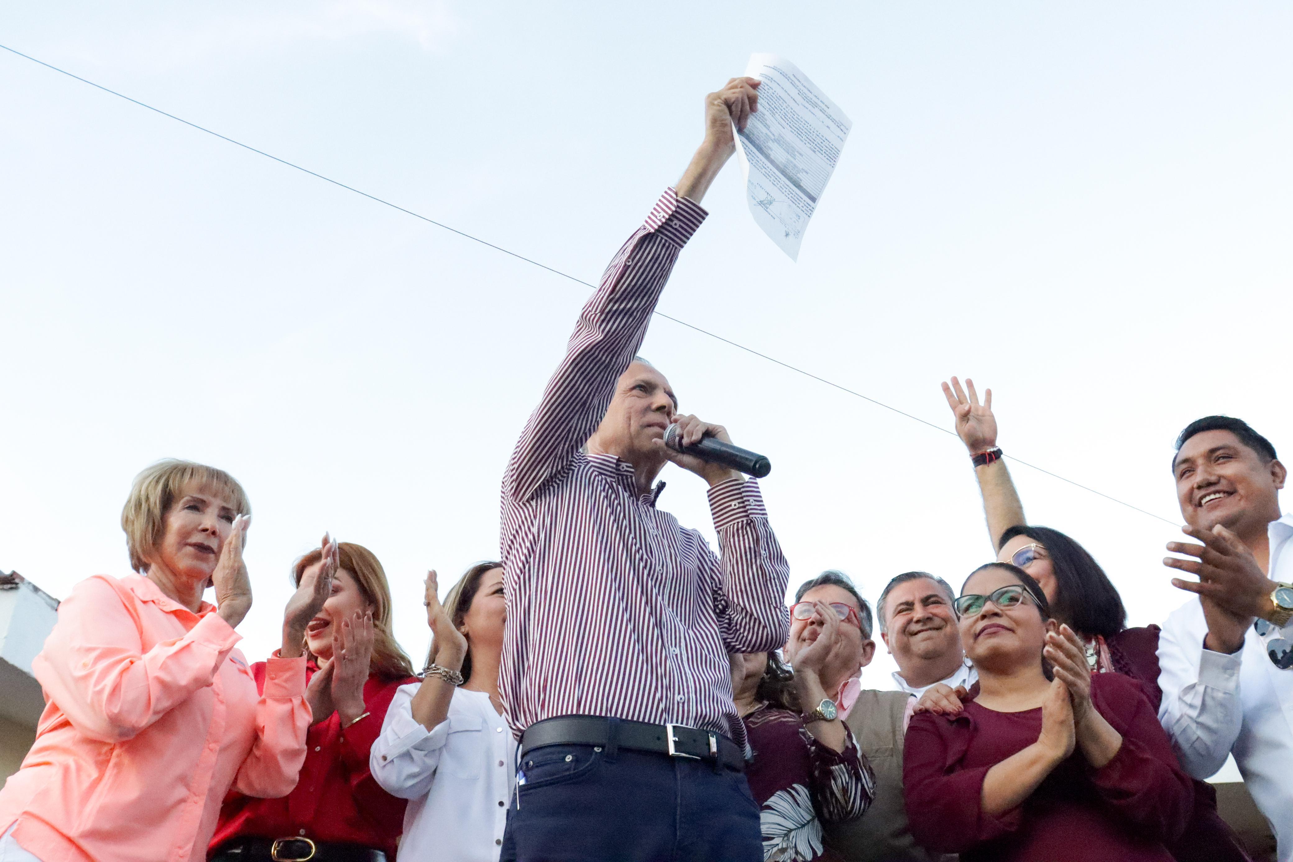 Gerardo Vargas Landeros en su registro para candidato de Morena por la alcaldía de Ahome.