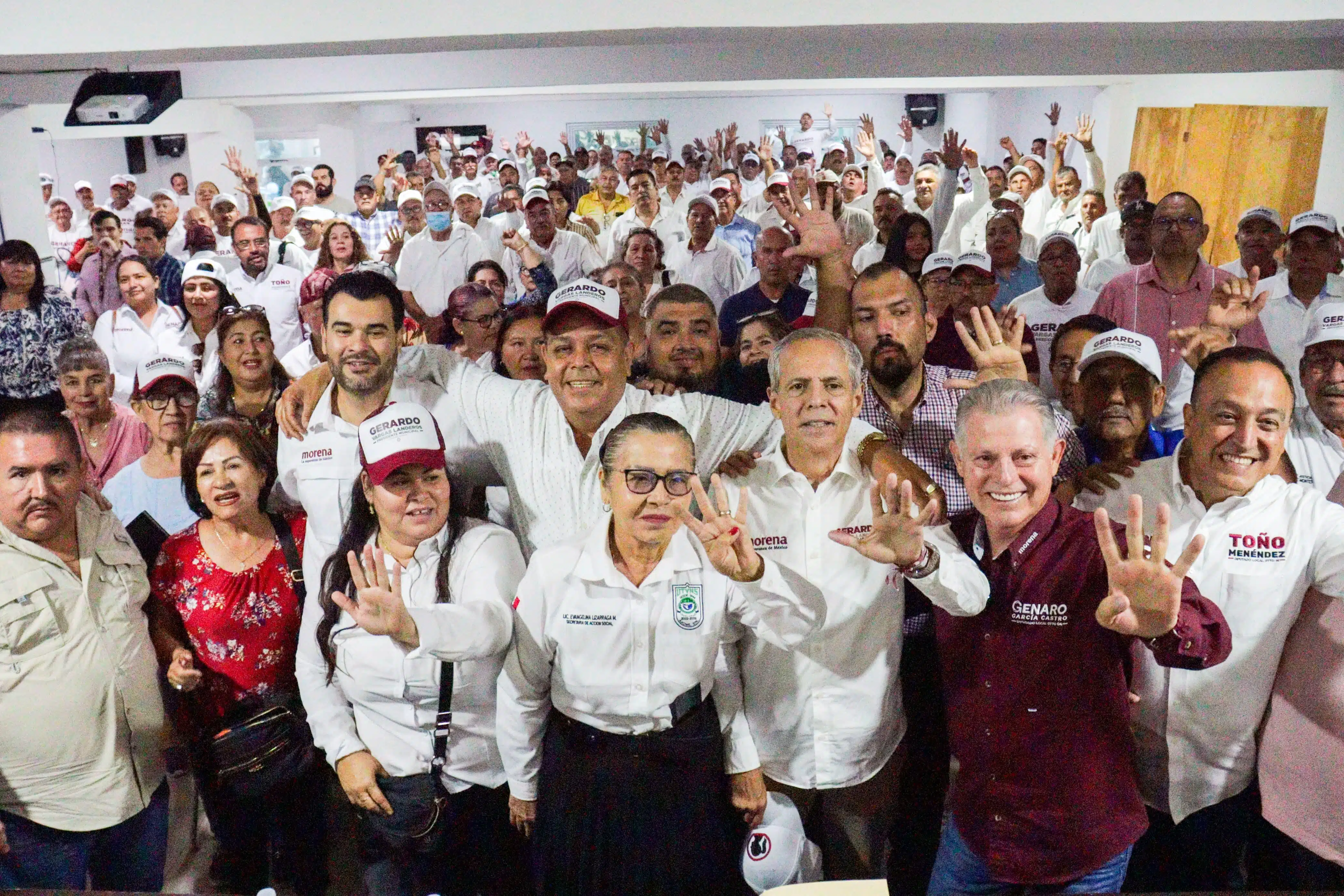 Gerardo Vargas Landeros, candidato a la alcaldía de Ahome por Morena, en su reunión con los Trabajadores de la Unión del Volante.