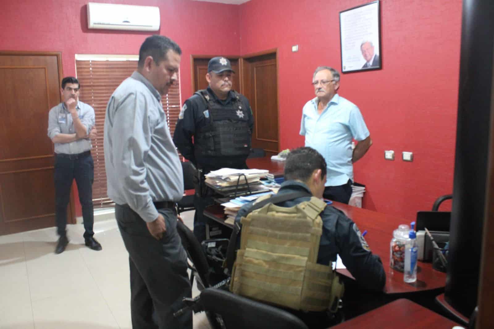 Gilberto Leyva Cervantes haciendo una declaración ante elementos de la Policía Municipal de Guasave