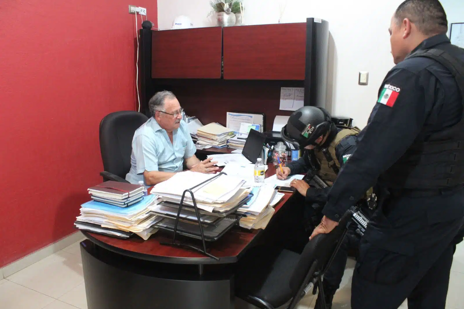 Gilberto Leyva Cervantes haciendo una declaración ante elementos de la Policía Municipal de Guasave