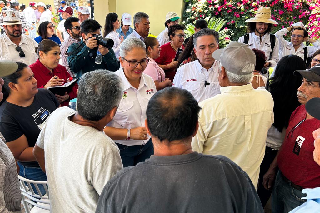 Graciela Domínguez durante su recorrido por Escuinapa