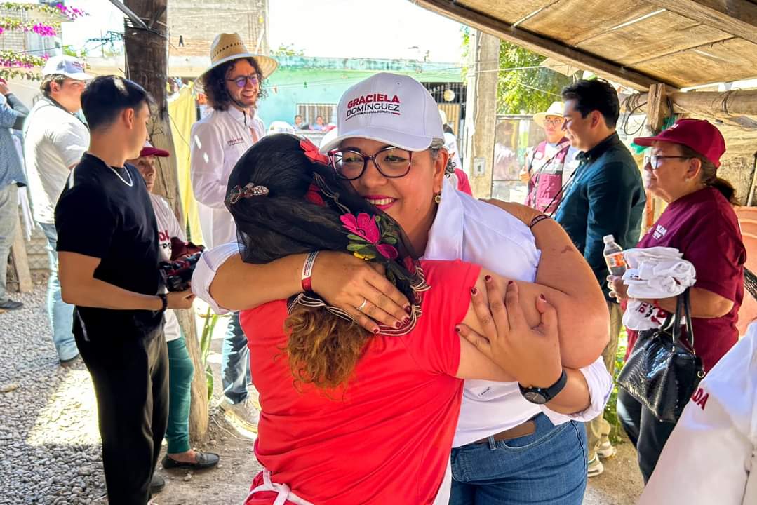 Graciela Domínguez durante su recorrido por Escuinapa