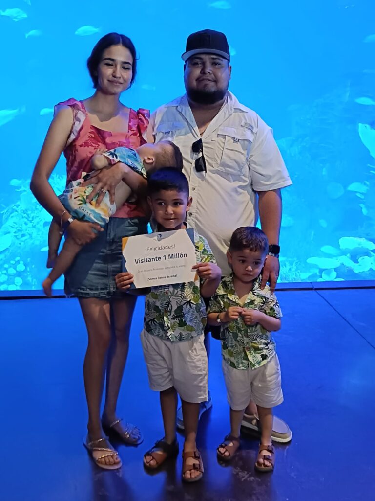 Familia Hernández Moreno, los visitantes número un millón en el Gran Acuario Mazatlán