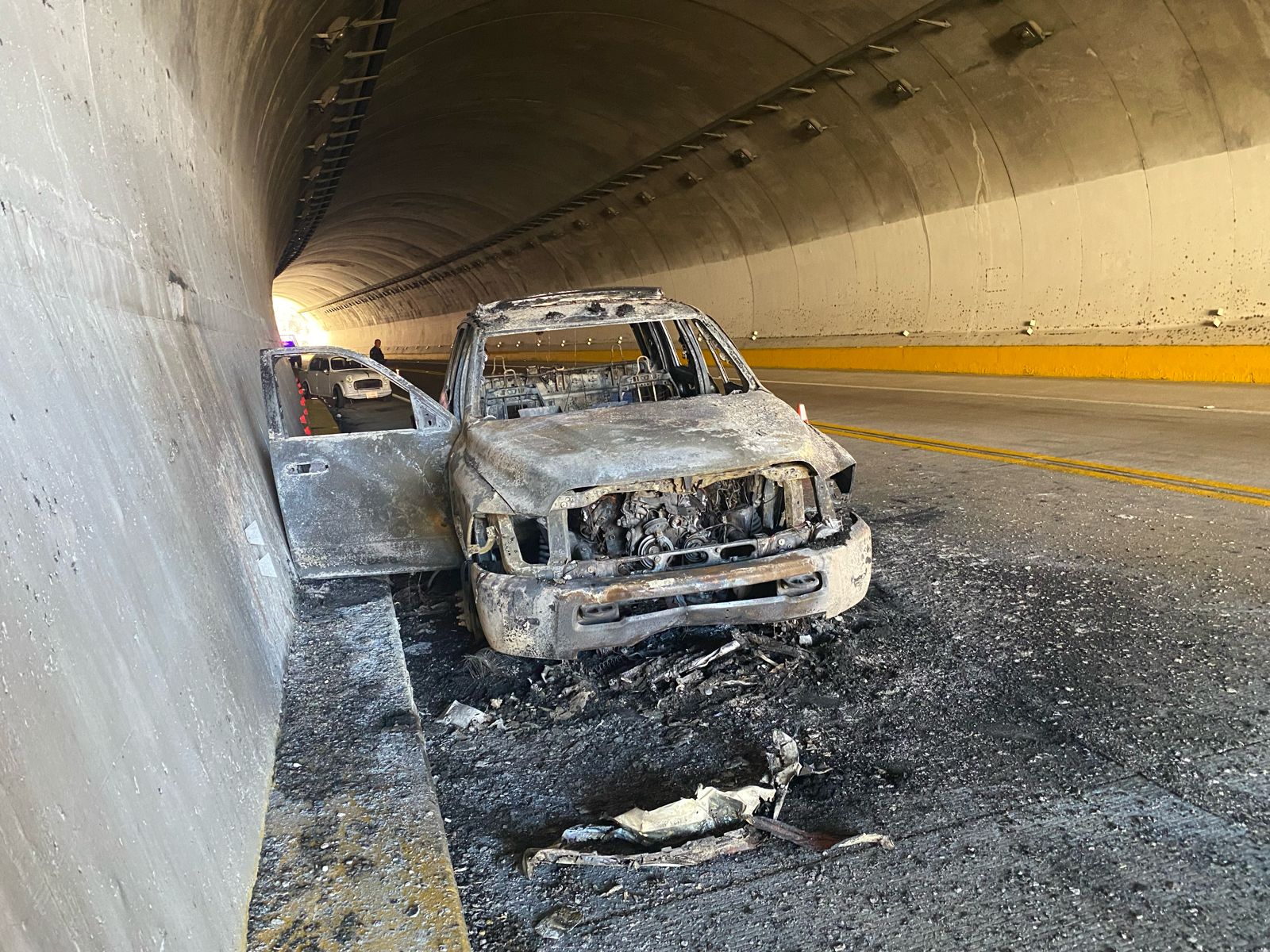Grúa incendiada por la autopista Mazatlán-Durango