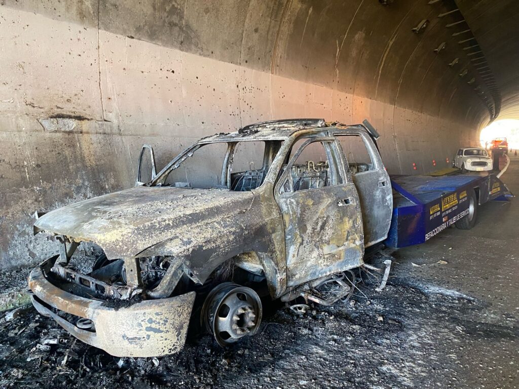 Grúa incendiada por la autopista Mazatlán-Durango