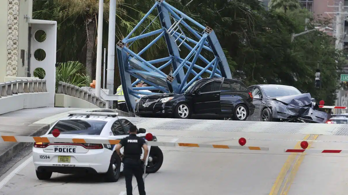 Una parte de una grúa cayó sobre dos vehículos en Florida