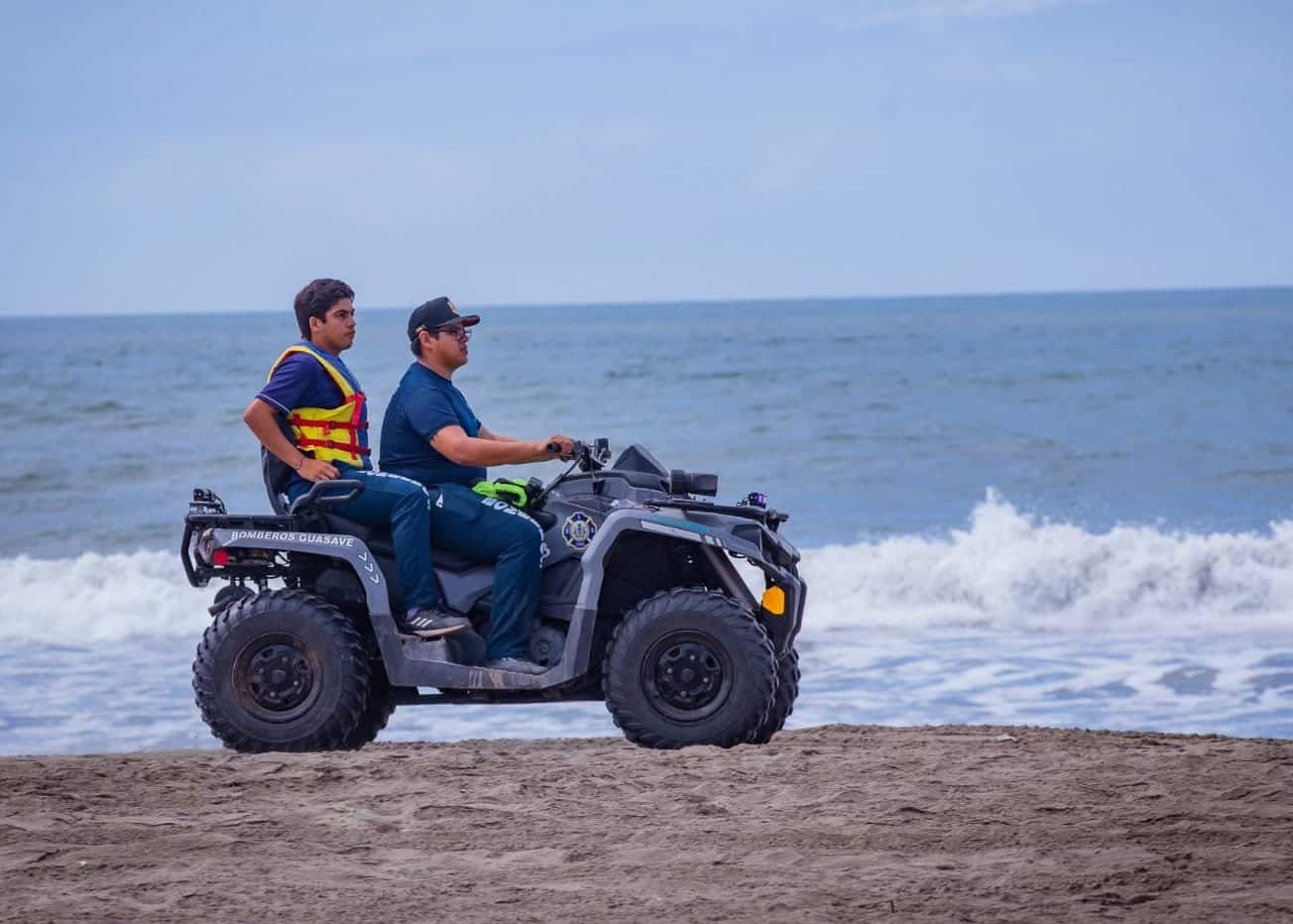2 elementos del Grupo de Rescate Acuático en una cuatrimoto por la orilla de la playa en Las Glorias, Guasave