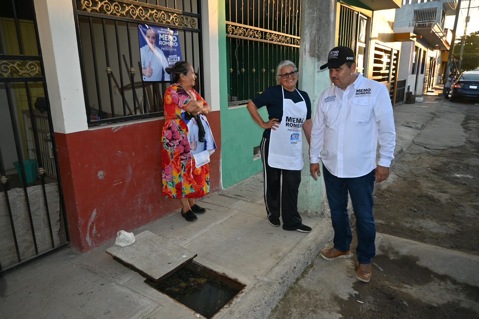 Guillermo Romero Rodríguez, candidato a la alcaldía de Mazatlán, en la colonia Hogar del Pescador durante su campaña