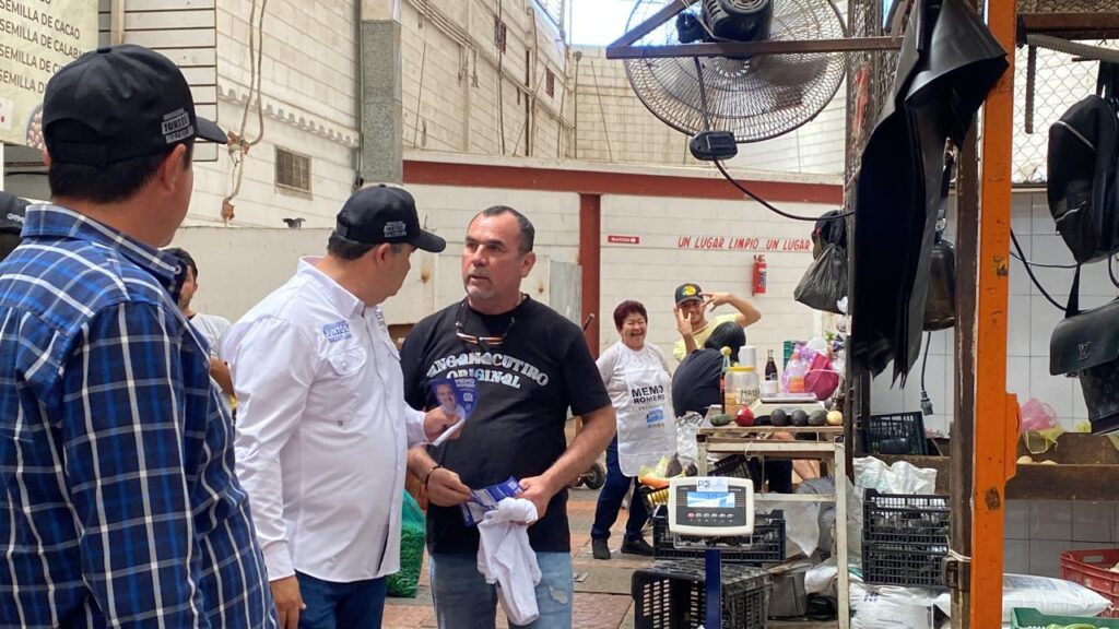 Guillermo Romero Rodríguez, candidato de la coalición “Fuerza y corazón por Sinaloa” a la presidencia municipal de Mazatlán, visita a locatarios del mercado Hacienda Victoria.