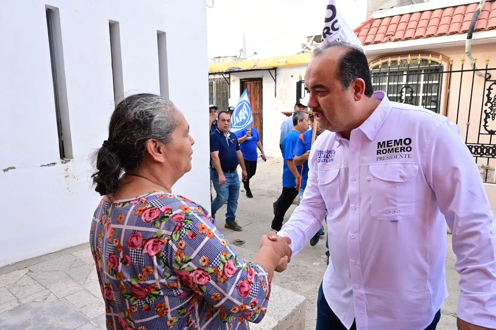 Guillermo RGuillermo Romero Rodríguez visita a personas en su domicilio./ Foto: Laura Galvánomero Rodríguez, candidato a la presidencia municipal de Mazatlán.