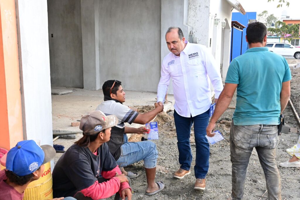 Guillermo Romero Rodríguez, candidato a la presidencia municipal de Mazatlán, visita a personas en su domicilio./ Foto: Laura Galván