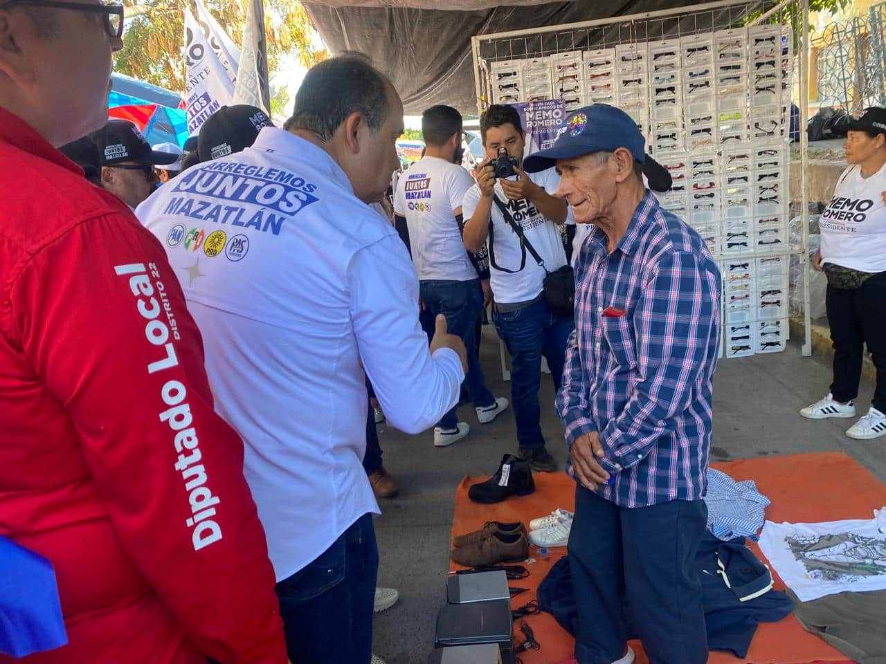 Guillermo Romero Rodríguez haciendo campaña en Mazatlán