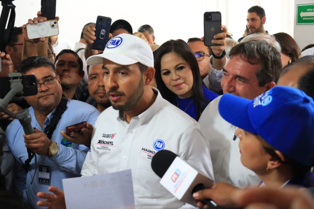 Guillermo Romero se registró como candidato a la alcaldía de Mazatlán.