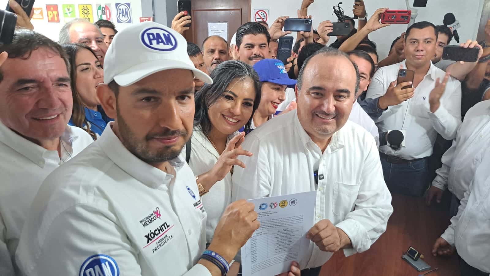 Guillermo Romero arribó al Consejo Municipal Electoral acompañado de Marko Cortés.