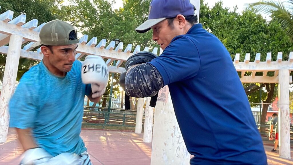 Gustavo González entrena a jóvenes en box en el Parque Ángel Flores