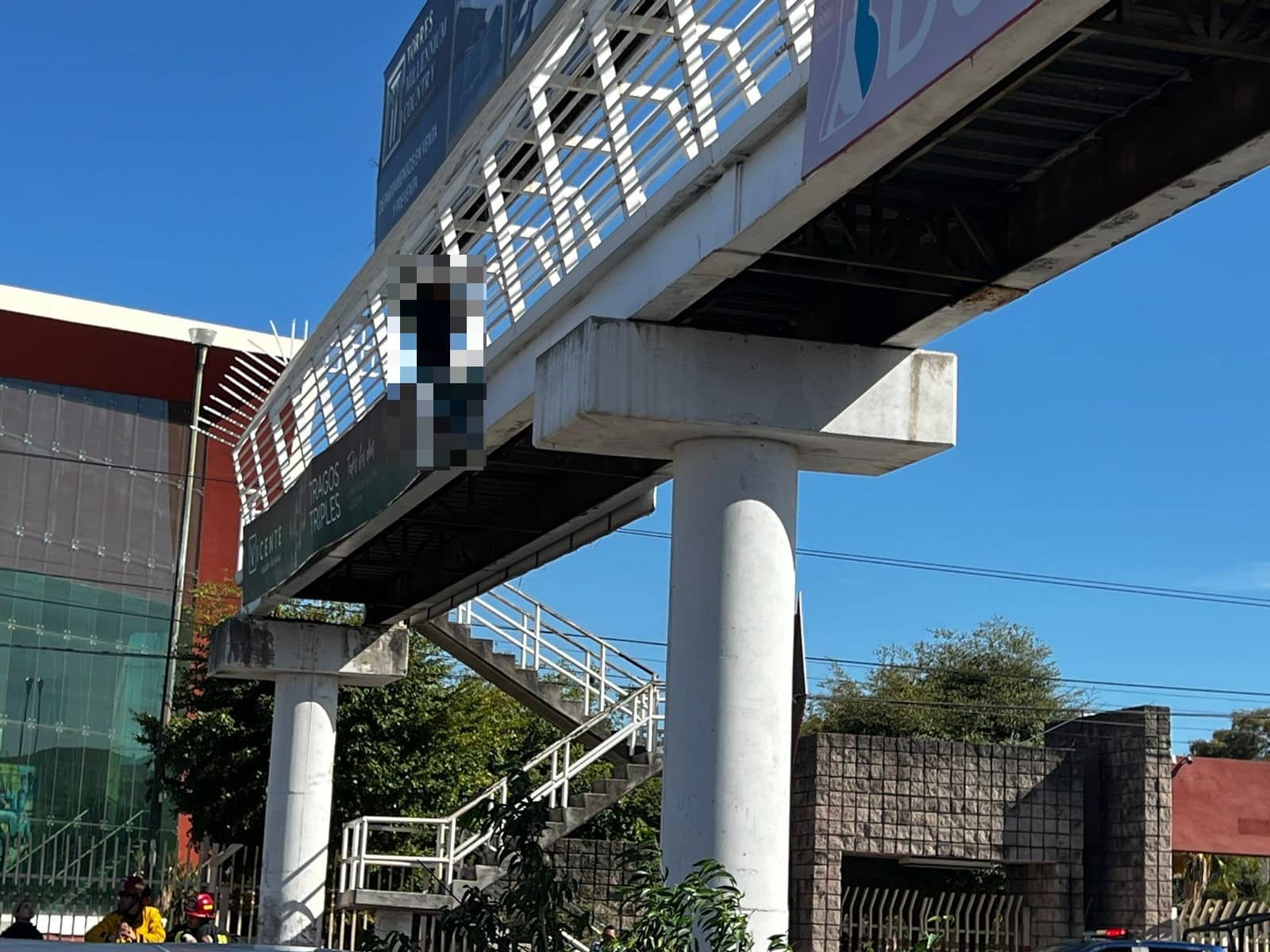 HOMBRE AMENAZA CON LANZARSE AL VACÍO DE UN PUENTE PEATONAL EN CULIACÁN