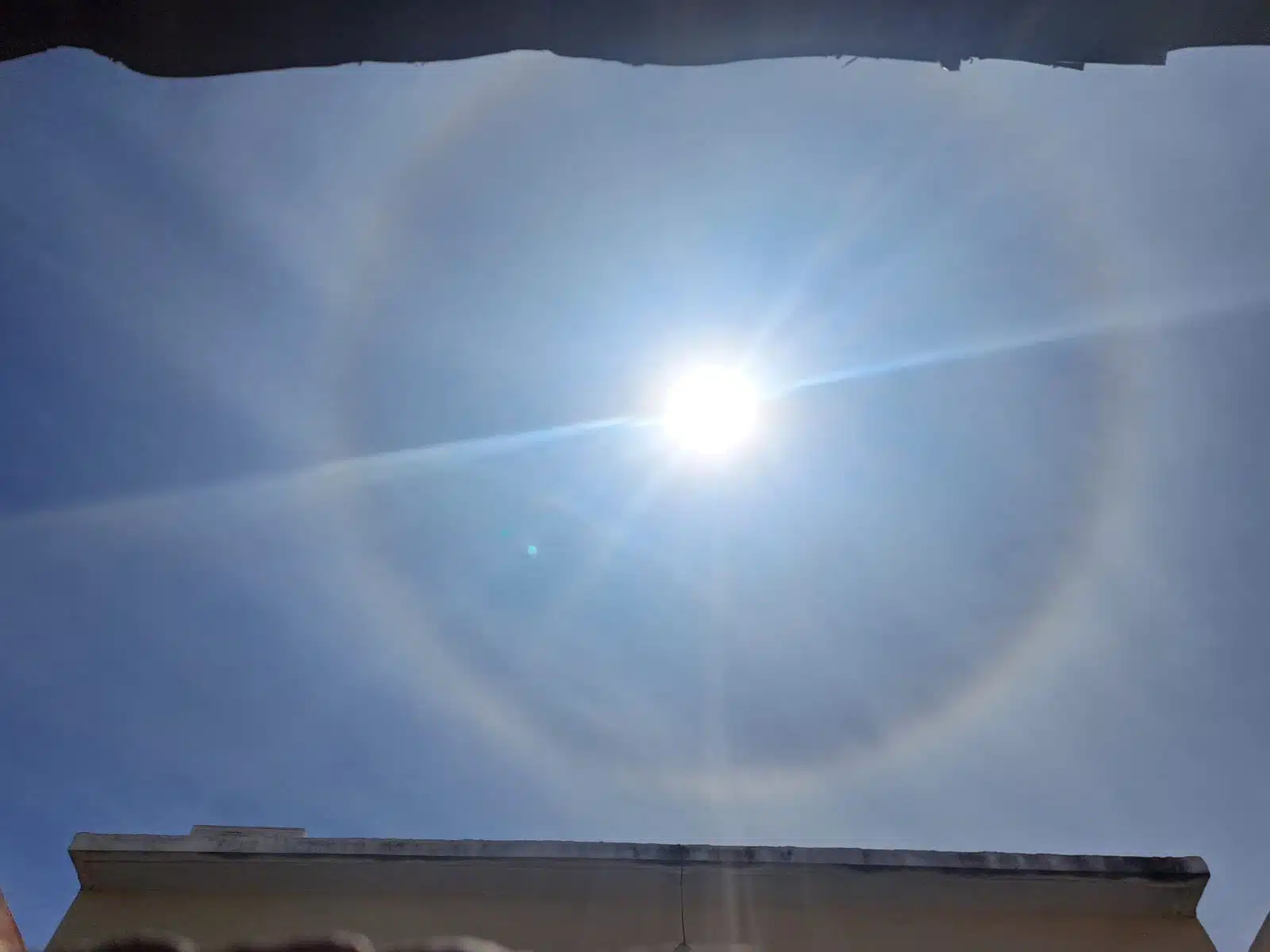 Halo solar observado al mediodía del 11 de abril de 2024 sobre la ciudad de Los Mochis, Sinaloa
