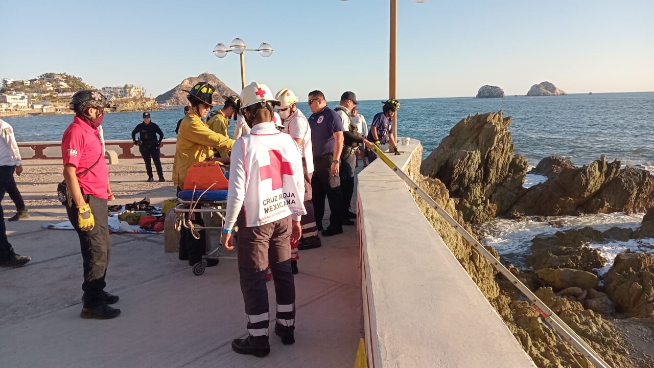 El hombre fue rescatado por elementos de Bomberos Voluntarios, Cruz Roja y de Protección Civil Municipal.