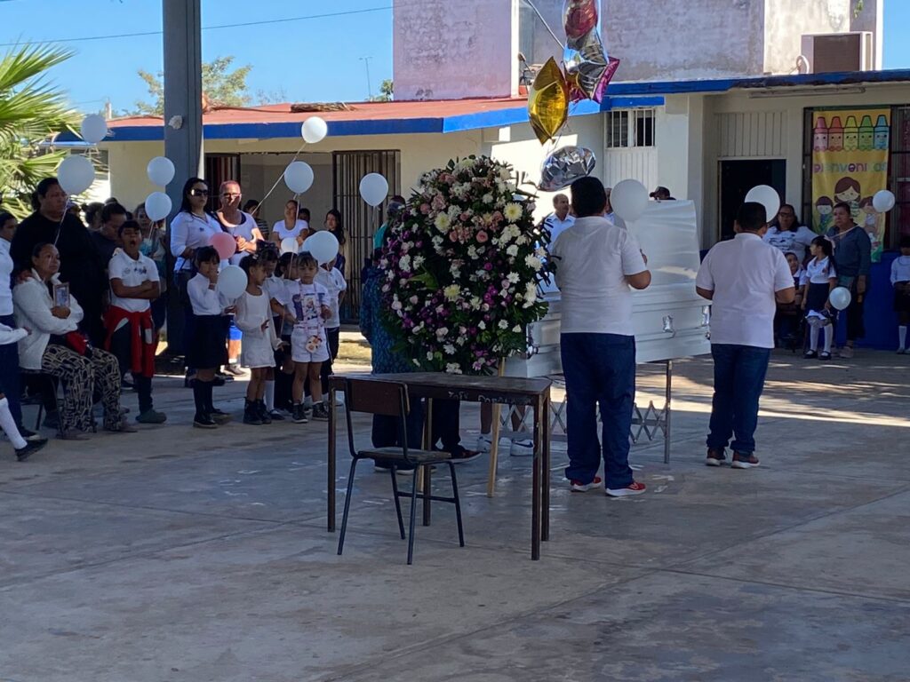 Personal docente, administrativo y alumnos se reunieron en la plaza cívica para brindarle un homenaje de cuerpo presente a Ximena.