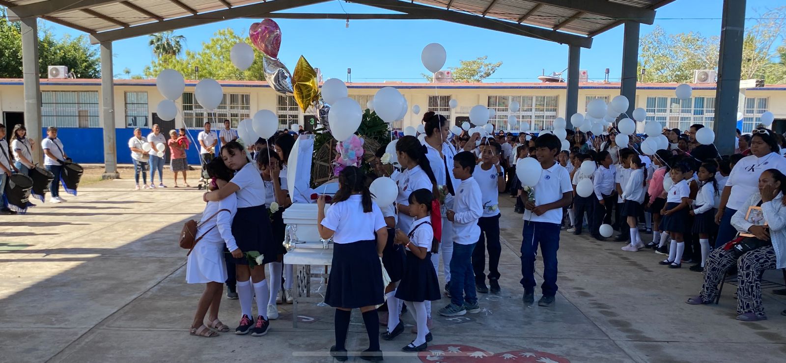 Maestros y compañeros realizan homenaje de cuerpo presente a la menor.