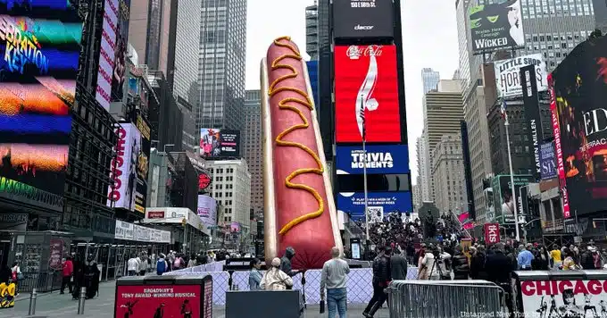 Hot dog gigante en Times Square critica el capitalismo de EU