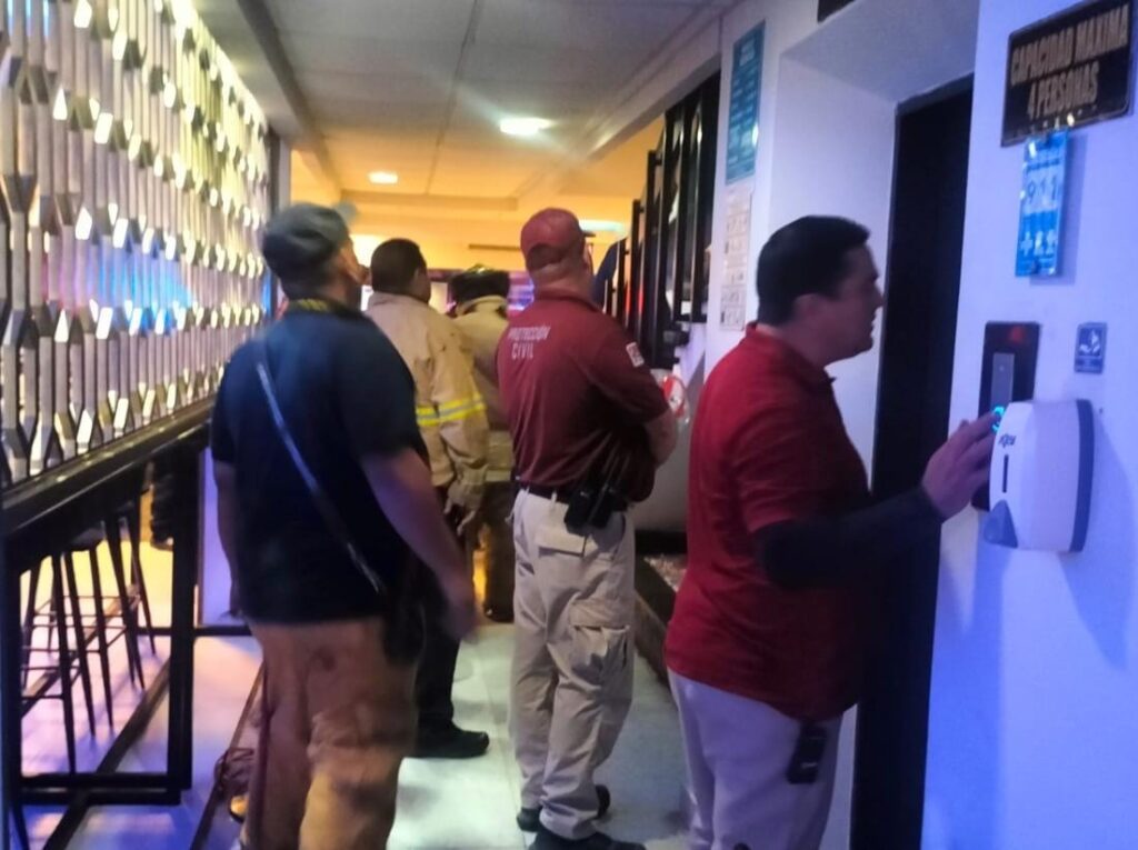Personal de la policía Municipal de Ahome, de SUMMA, Protección Civil y Bomberos afuera del elevador de un hotel en Los Mochis