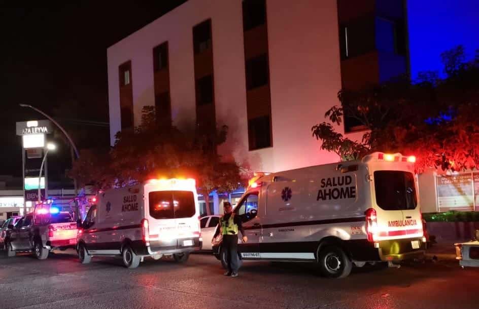 Ambulancias de Salud y patrullas de la policía Municipal de Ahome afuera de un hotel en Los Mochis