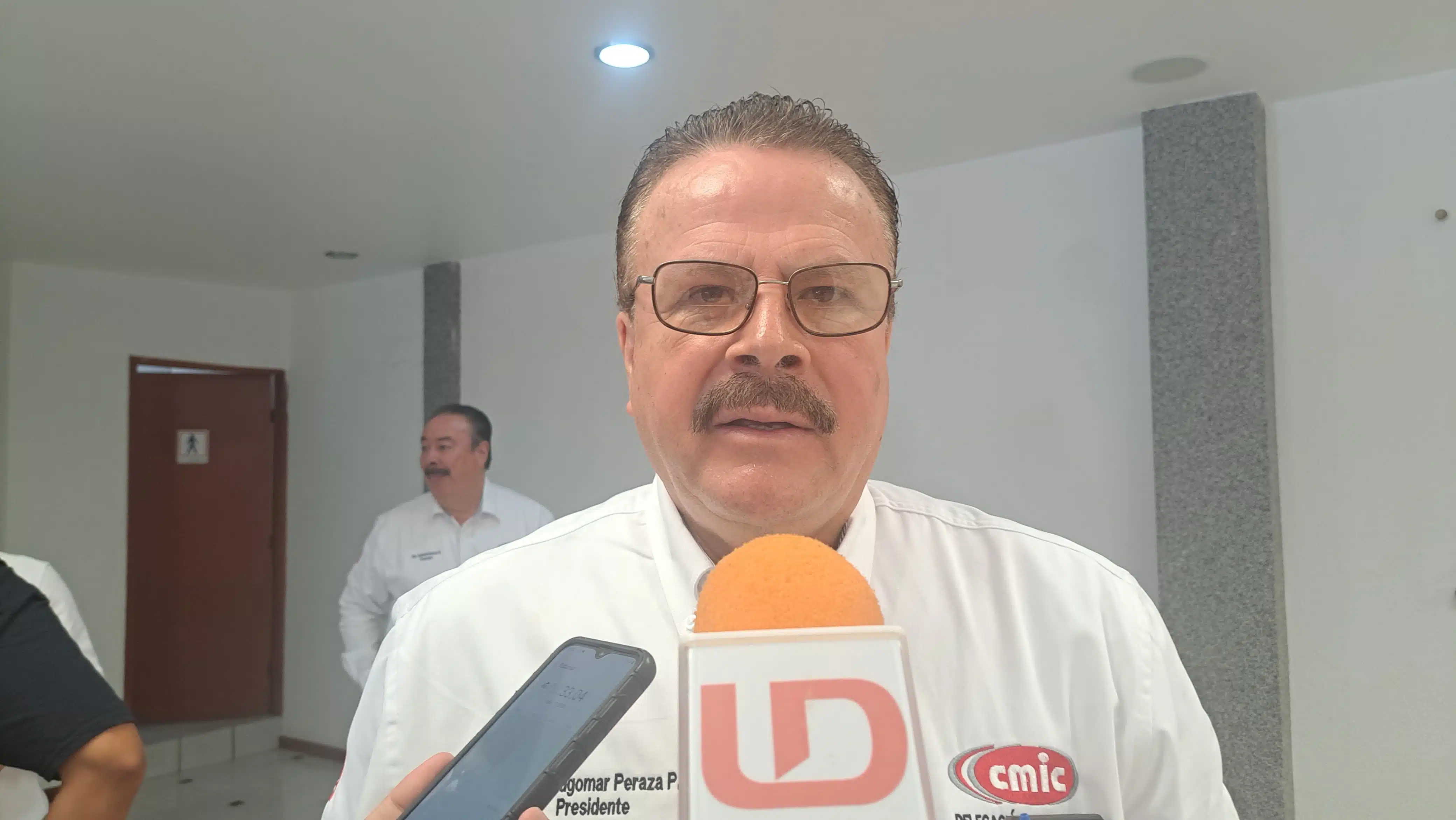 Hugomar Peraza Ponce, presidente de CMIC en Mazatlán, en entrevista con los medios de comunicación