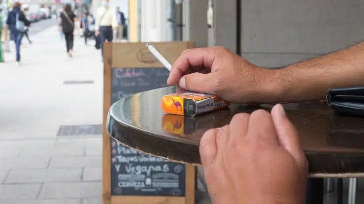 Imponen normas contra el tabaco en Turín; no puedes fumar cerca de otra persona