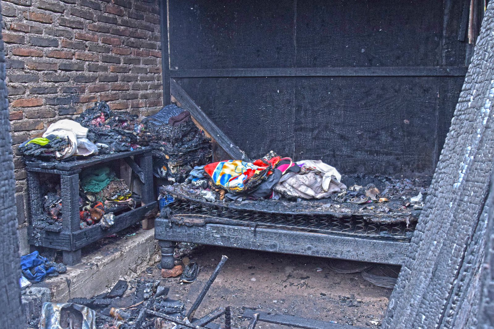 Autoridades del Ayuntamiento de El Fuerte, apoya con maquinaria para remover todo el material de madera que se incendió.