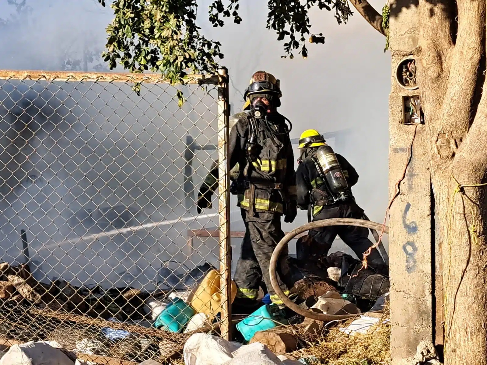 Elementos de Bomberos en el incendio de una casa de madera en Culiacán