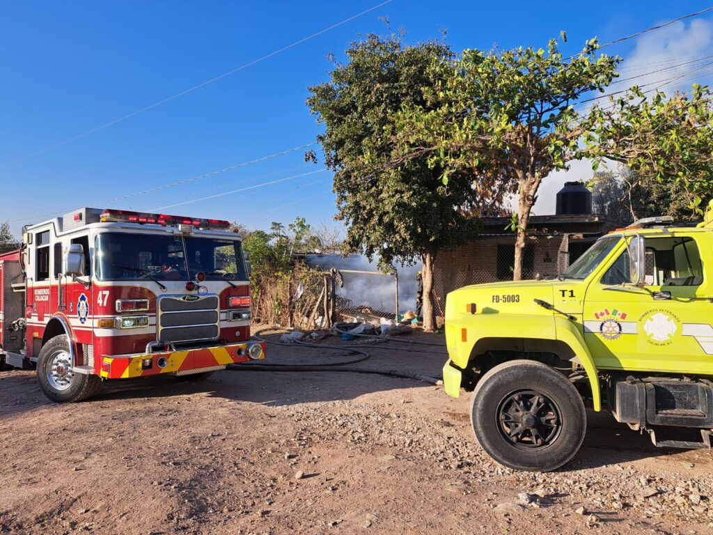 Camión de Bomberos en el incendio de una casa de madera en Culiacán