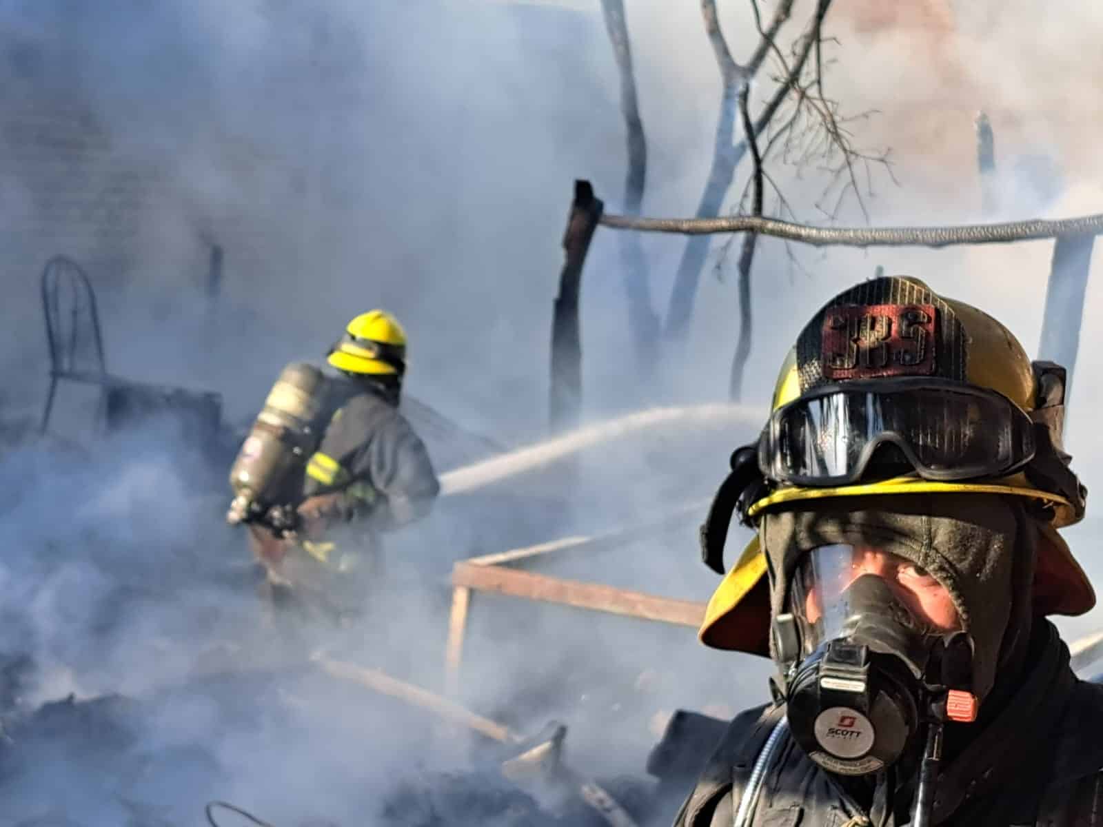 Elementos de Bomberos en el incendio de una casa de madera en Culiacán