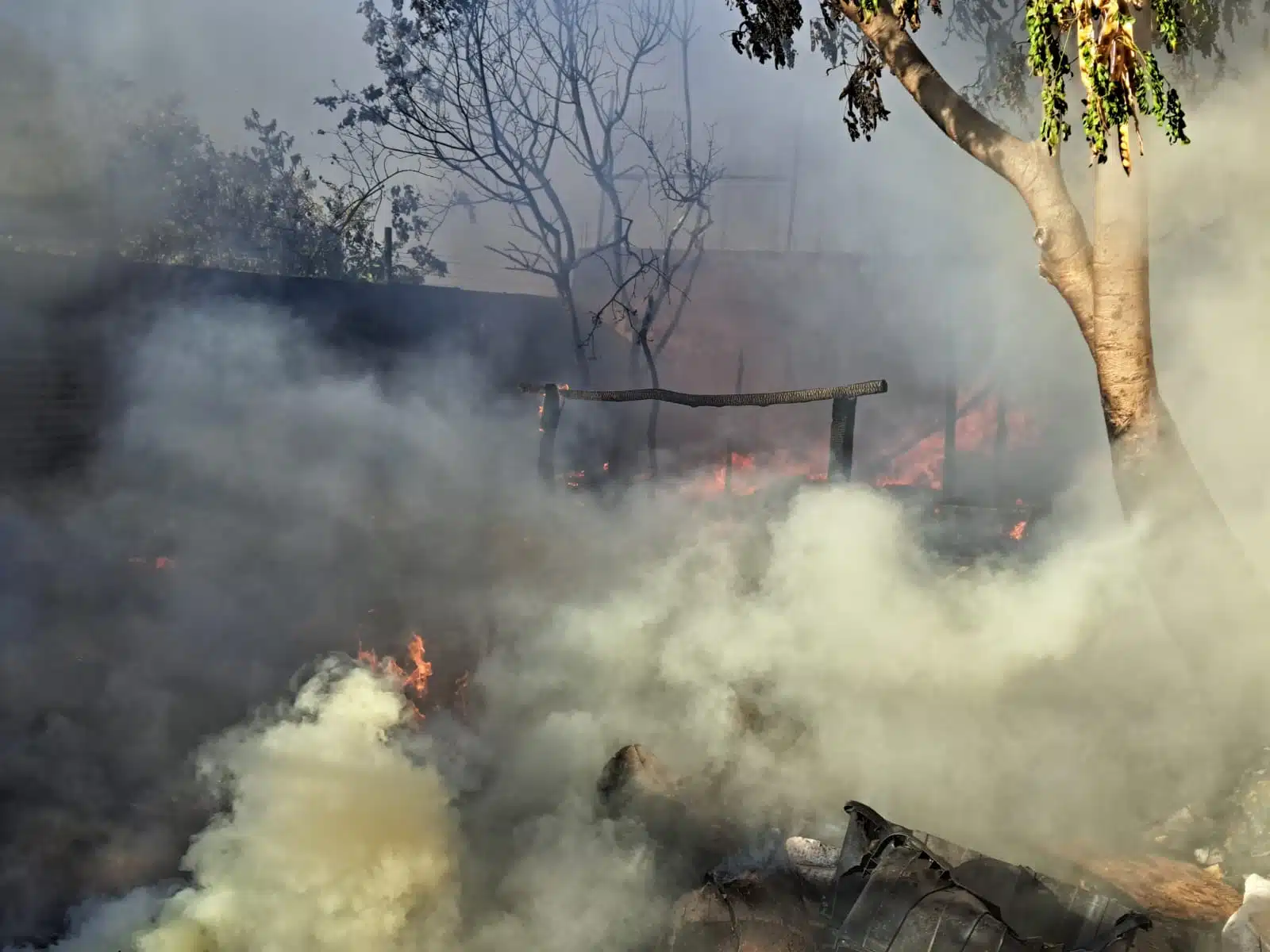 Incendio de una casa de madera en Culiacán