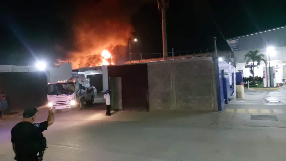 Incendio en una bodega con camiones en Mazatlán