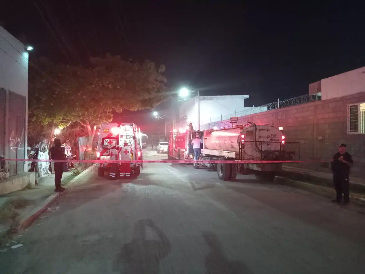 Incendio en una bodega con camiones en Mazatlán