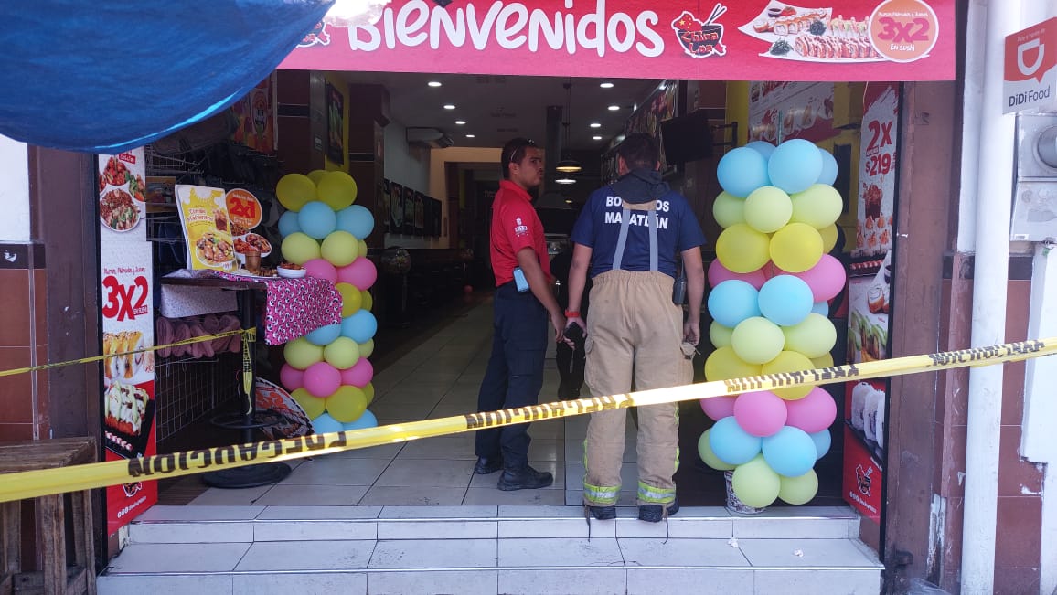 Zona acordonada en el negocio de comida china donde ocurrió el incendio