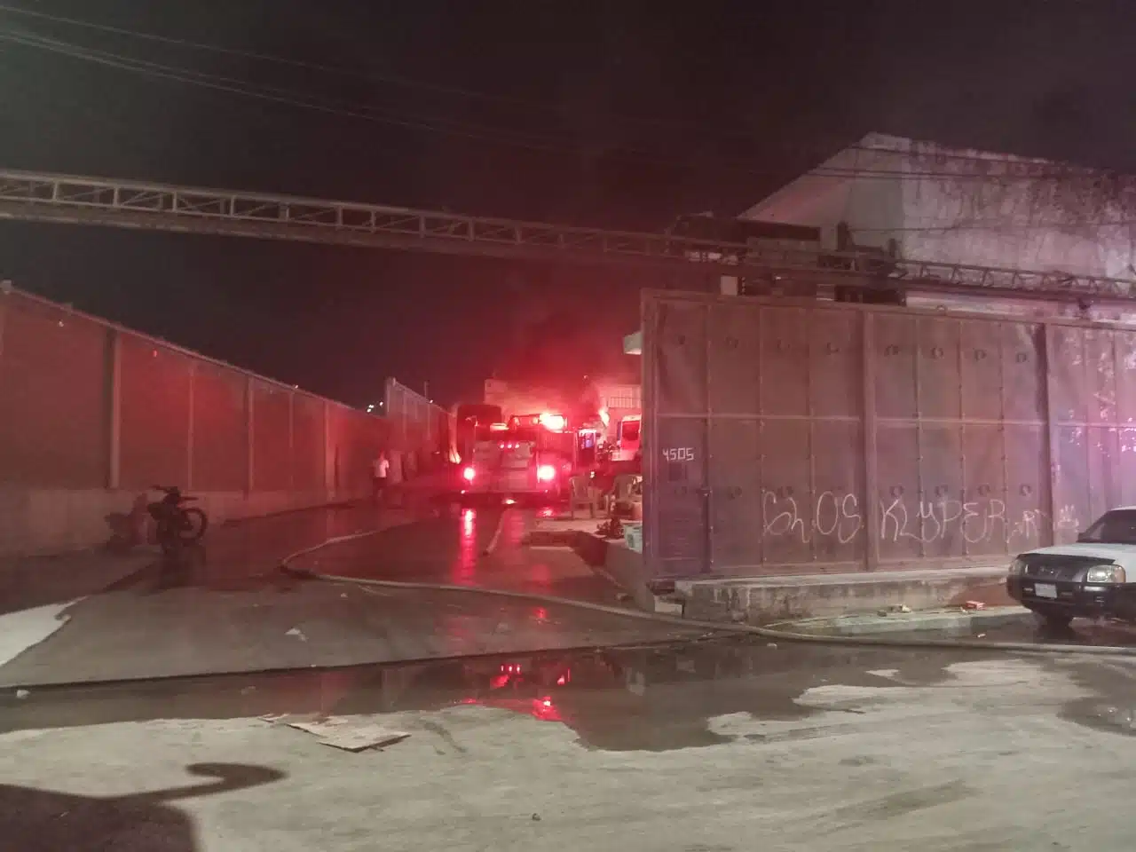 Incendio en una bodega con camiones en Mazatlán