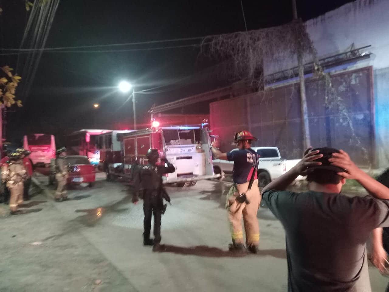Incendio en una bodega con camiones en Mazatlán