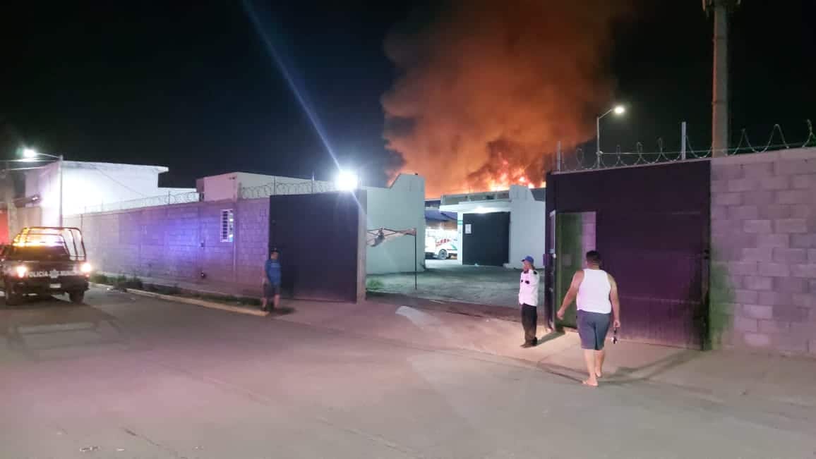 Incendio en una bodega con camiones en Mazatlán