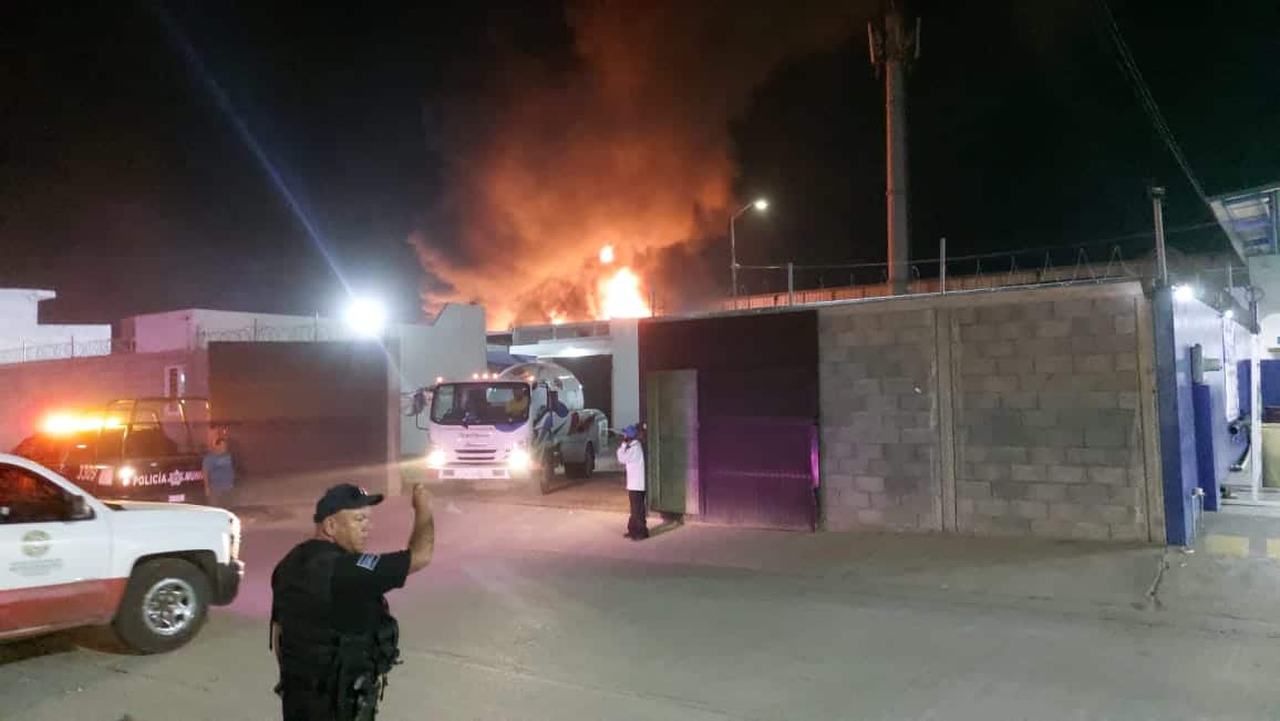 Incendio en una bodega con camiones en Mazatlán