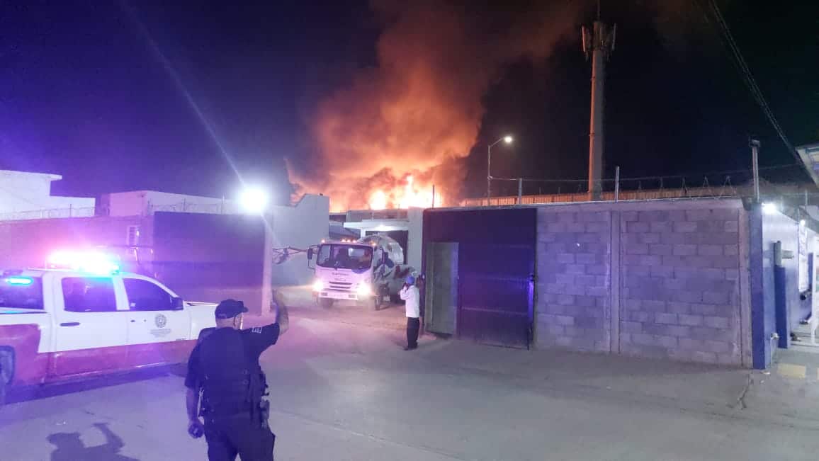 Incendio en una bodega con camiones en Mazatlán