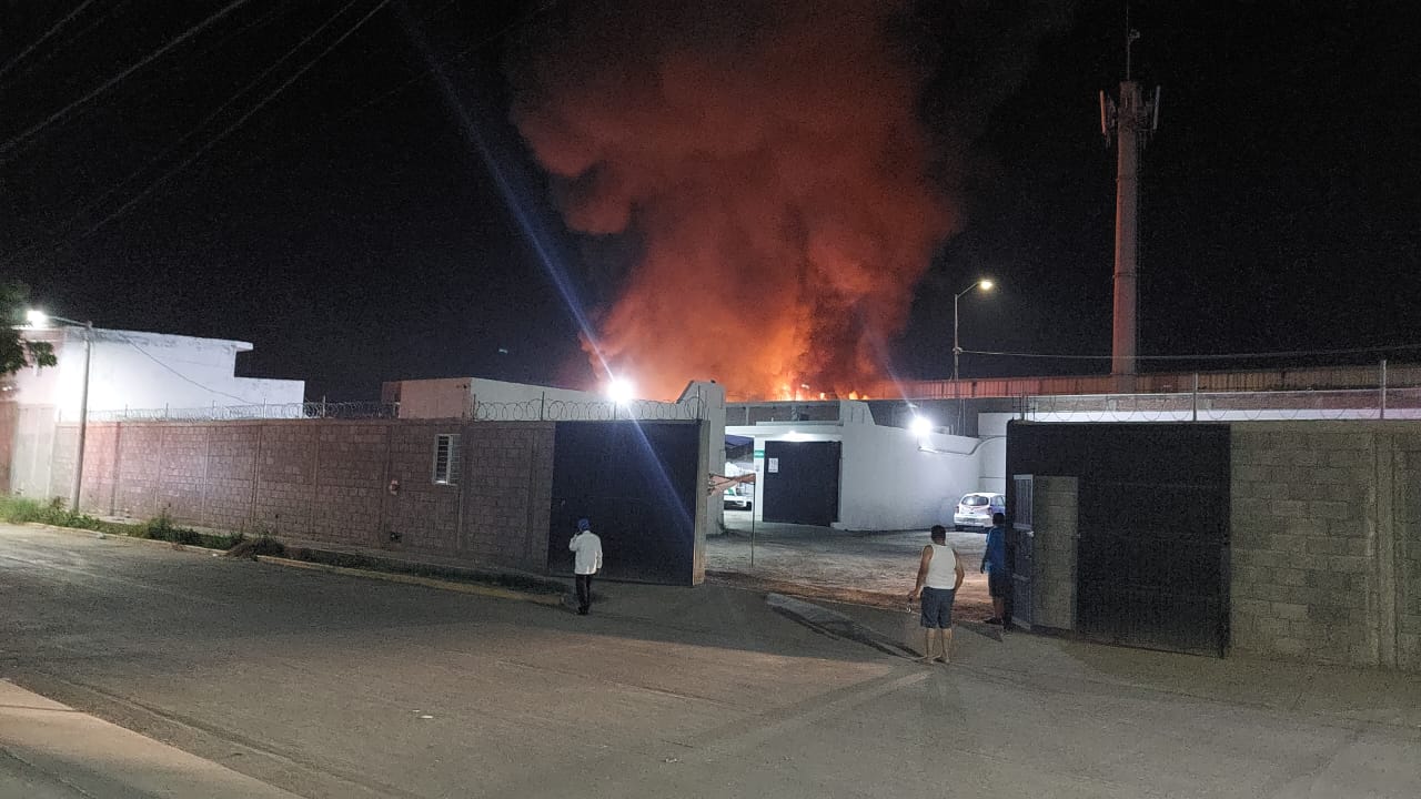 Incendio en una bodega con camiones en Mazatlán