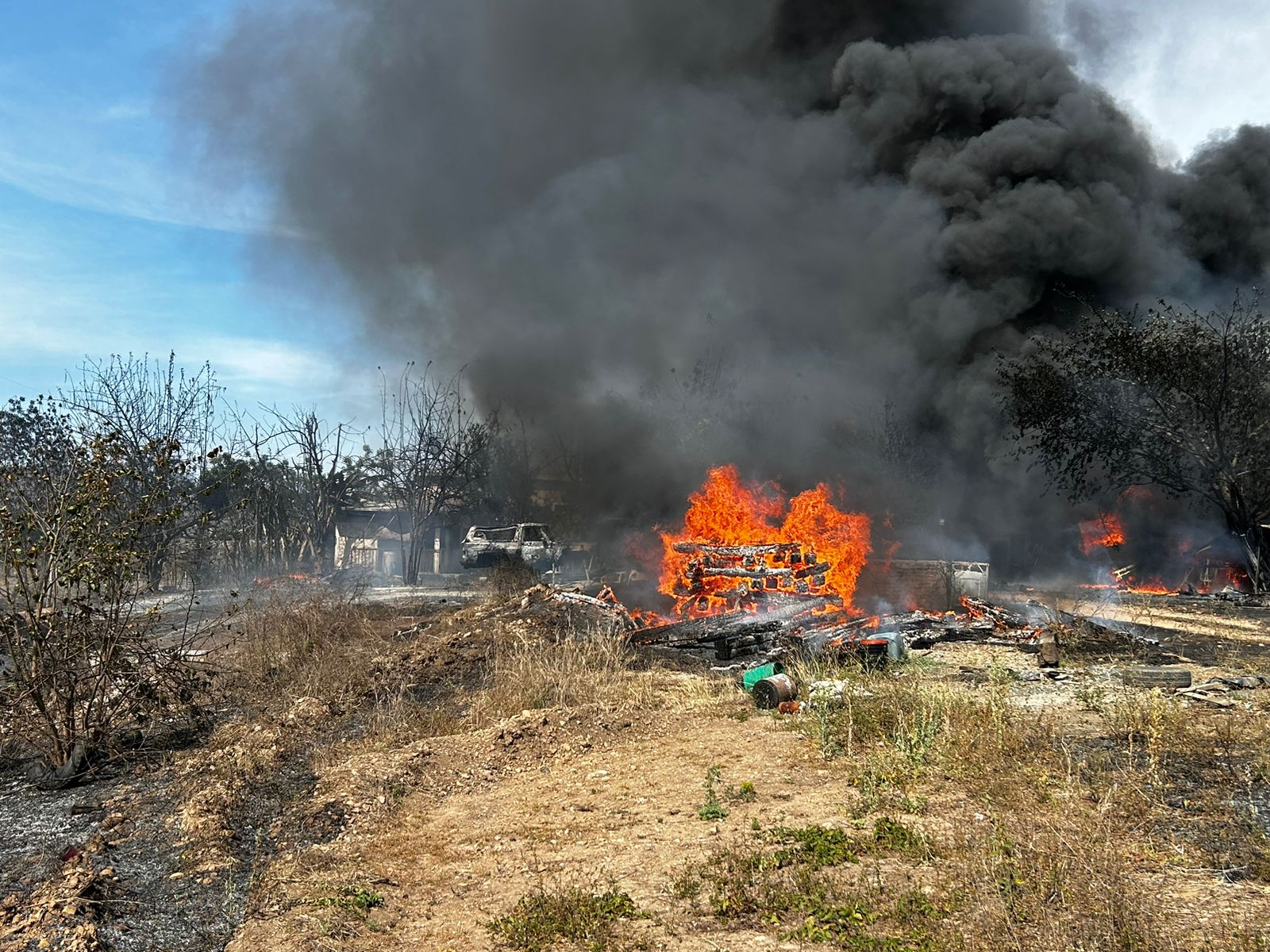El fuego inició con la quema de maleza que se propagó rápidamente y alcanzó las estructuras de una antigua secadora de chile.