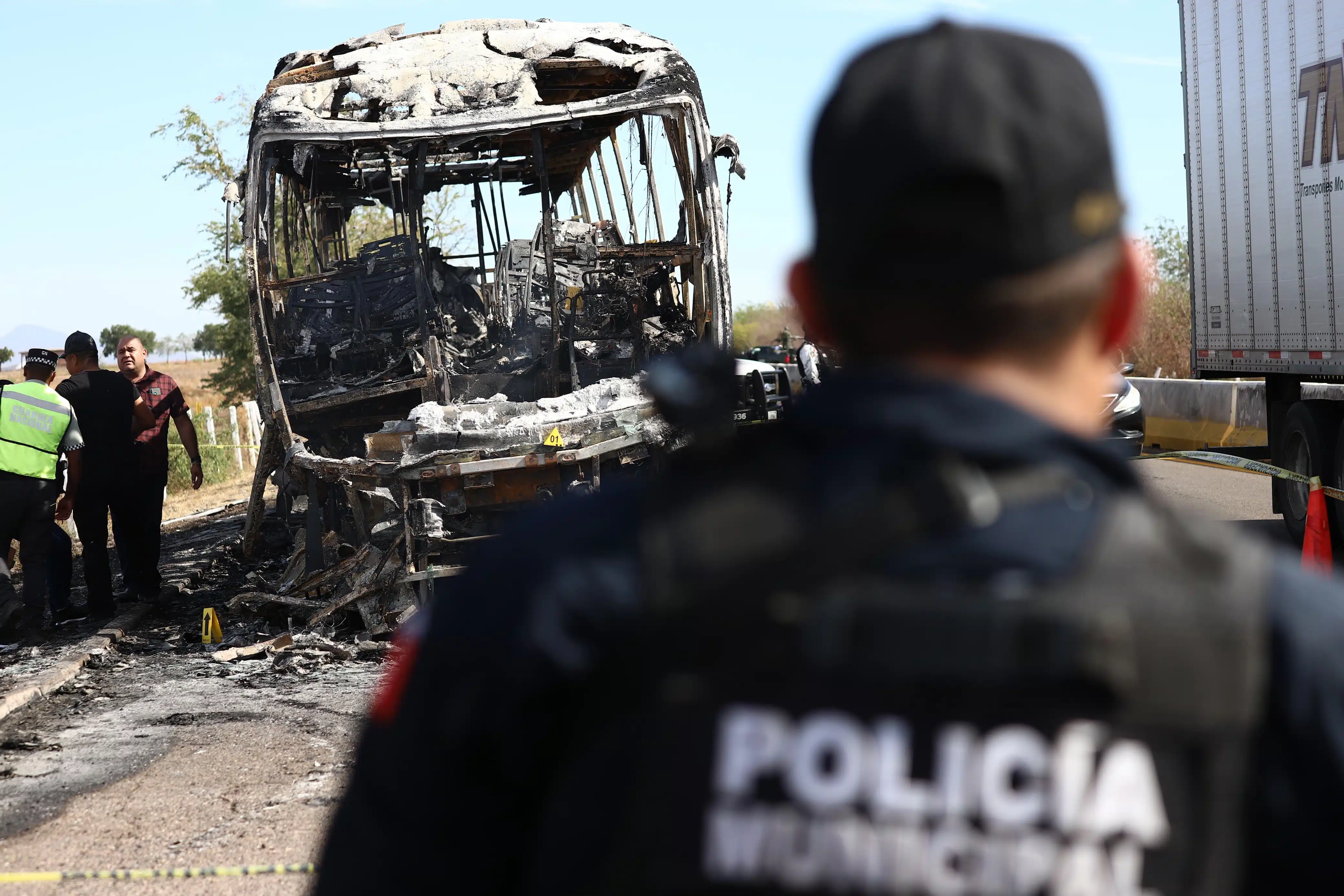 Elementos de emergencia y policíacos en el lugar del Camionazo en Angostura